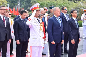 Le PM polonais Donald Tusk visite le Mémorial des héros morts pour la Patrie à Hanoï, le 26 octobre. Photo : VNA.