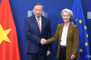 Le SG du PCV et président de la République, To Lam (à gauche), et la présidente de la CE, Ursula von der Leyen, le 22 octobre à Bruxelles, en Belgique. Photo : VNA.