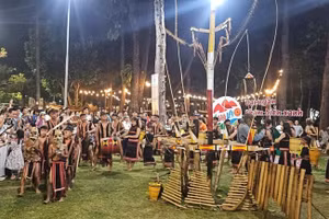 Les touristes découvrent l'espace culturel des gongs dans le quartier de Pleiku, province de Gia Lai. Photo : NDEL.