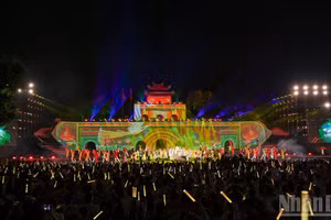 Lors de la cérémonie de clôture du 2e Festival des cultures du monde de Hanoï en 2026. Photo : NDEL.