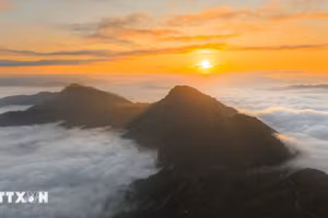 La mer de nuages blancs déborde sur le col de Tang Quai. Photo : VNA