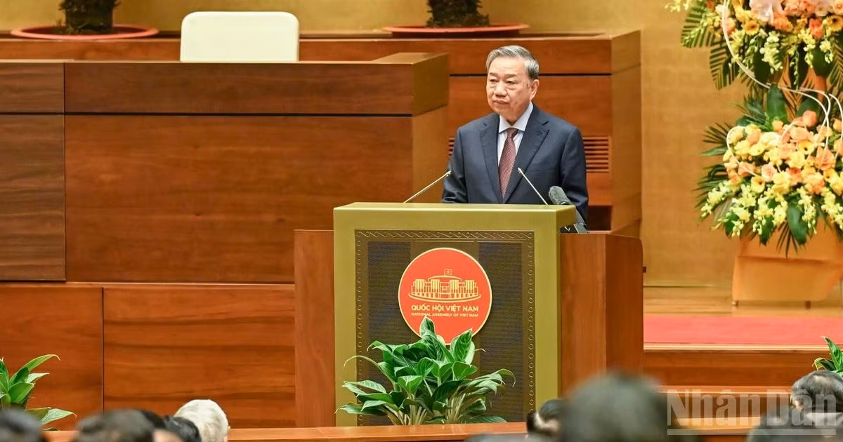 Le secrétaire général To Lam préside la conférence.