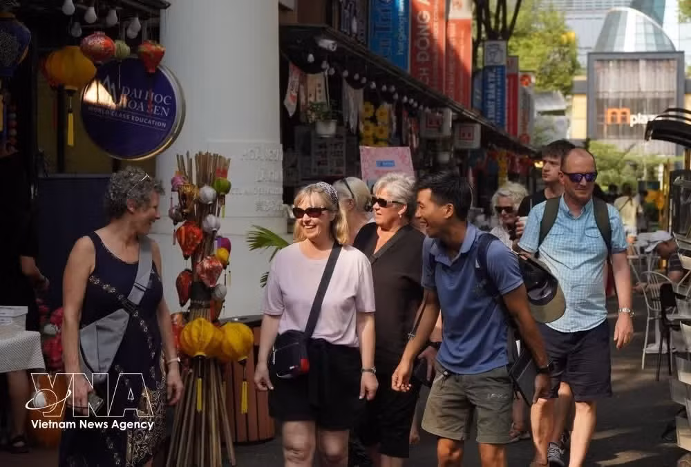 Des touristes visitent une rue du livre à Hô Chi Minh-Ville. Photo : VNA