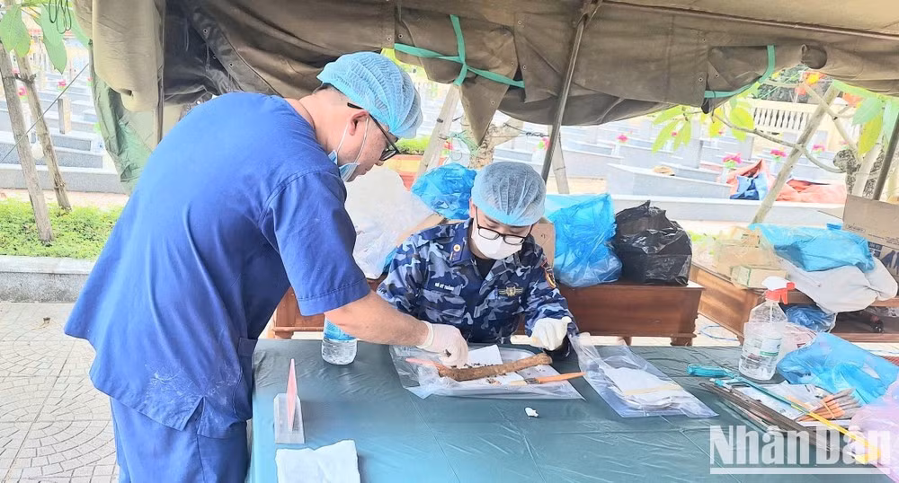 Des officiers et soldats du Commandement de la Région 2 des garde-côtes vietnamiens participent directement au prélèvement d'échantillons biologiques destinés aux analyses génétiques (ADN), afin de contribuer à l'identification des soldats morts au combat dont l'identité demeure inconnue. Photo : NDEL.