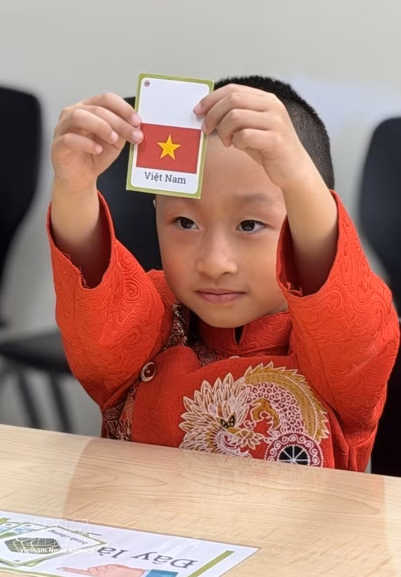 Un enfant canadien d'origine vietnamienne suit un cours de vietnamien traditionnel à Toronto, au Canada. Photo: VNA