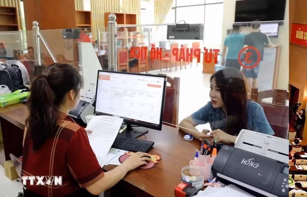 Au Centre de services administratifs publics du quartier de Vinh Phuc, dans la province de Phu Tho. Photo : VNA