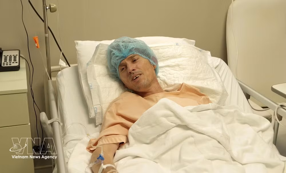 Le marin russe quitte l'hôpital FV dans un état stable après près de deux semaines de traitement et de rééducation. Photo: VNA