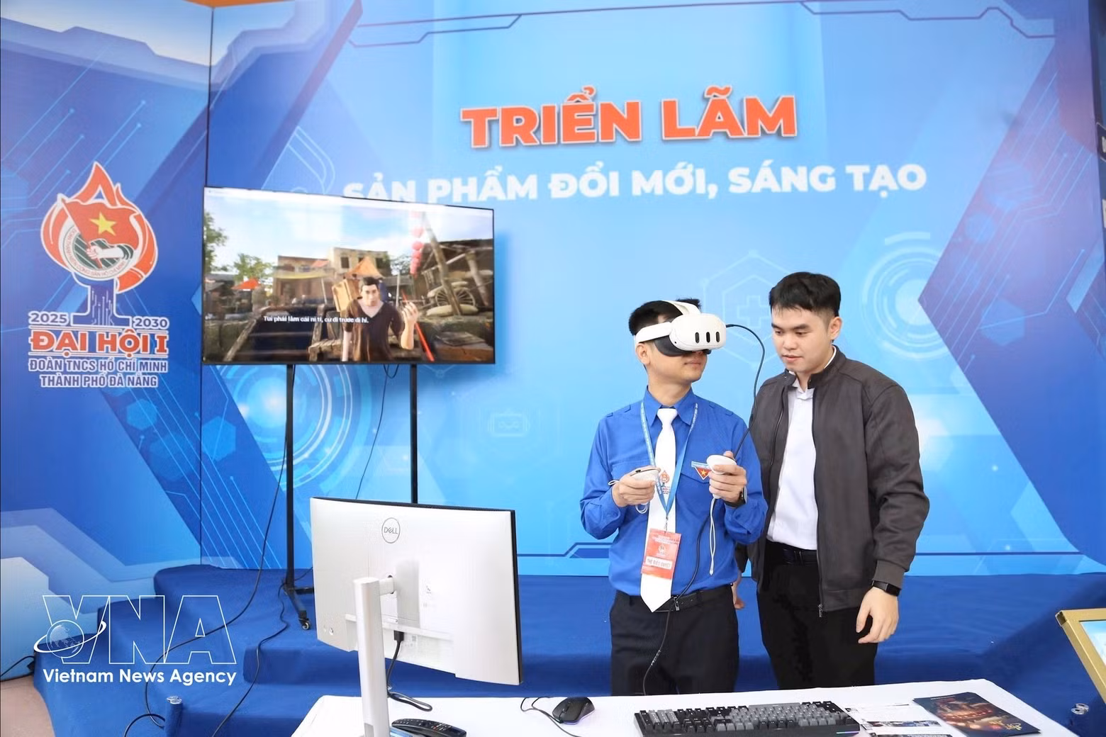 Des visiteurs découvrent les démonstrations technologiques présentées lors de l'exposition organisée dans le cadre du Festival de l'entrepreneuriat innovant de la ville de Da Nang (SURF 2025). Photo : VNA