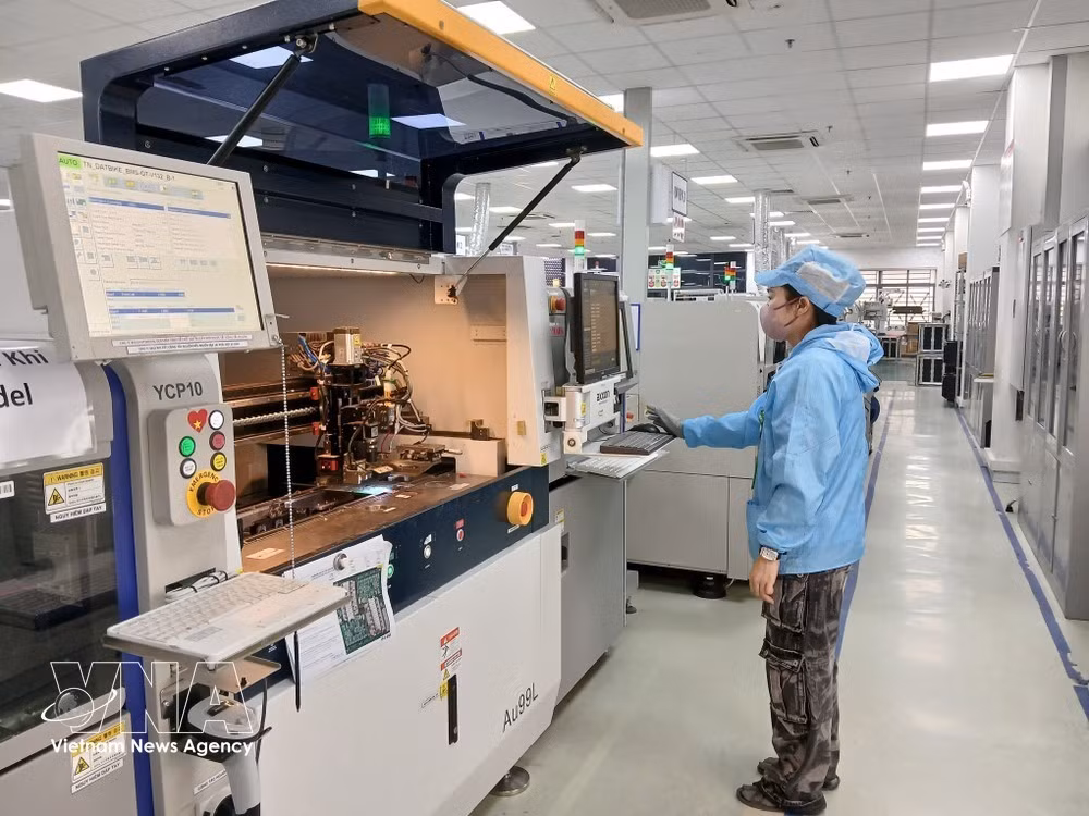 Une chaîne de production de composants électroniques à l'usine Trung Nam EMS, située dans le parc de haute technologie de Da Nang. Photo : VNA.