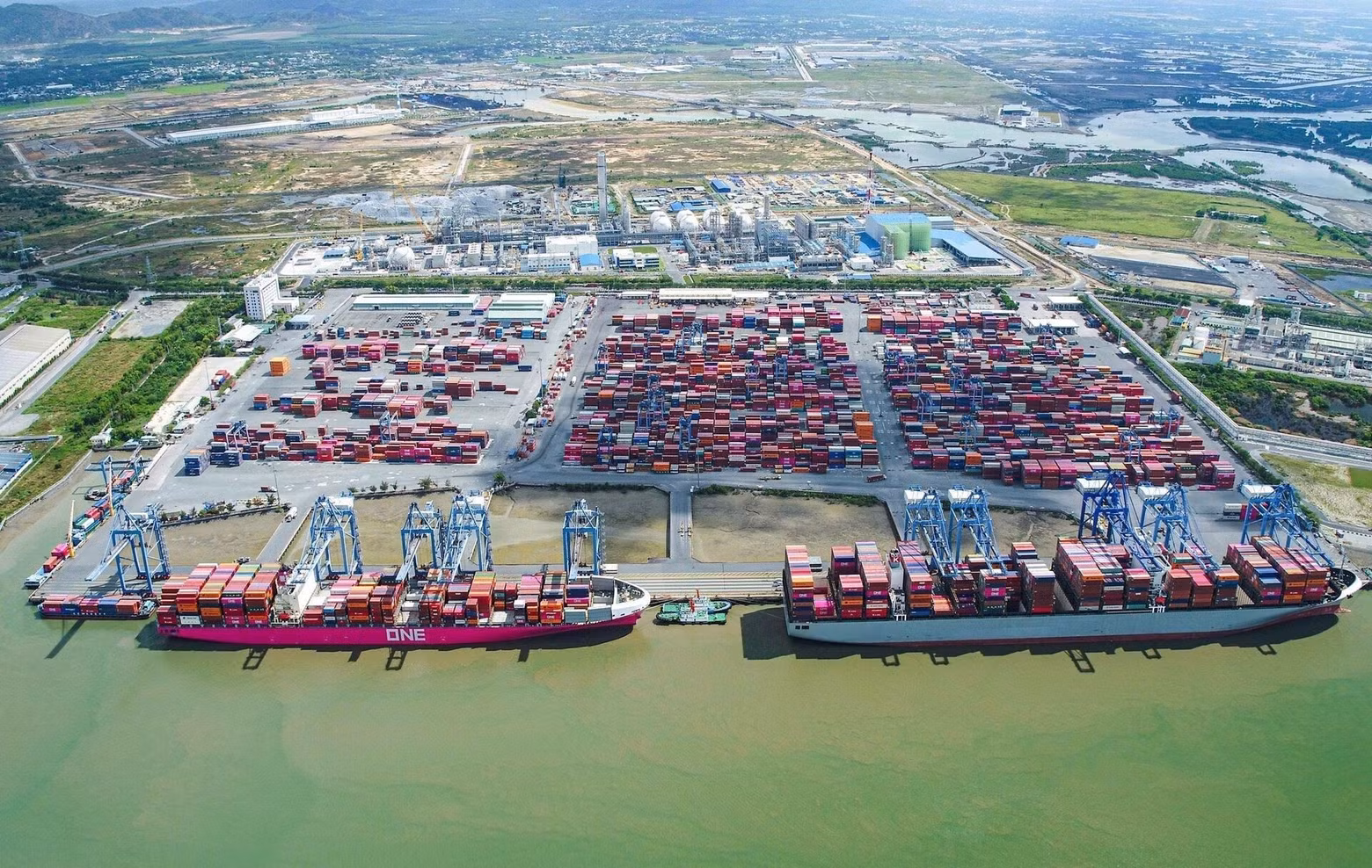 Vue d'ensemble du complexe portuaire de Cai Mep - Thi Vai et des zones industrielles adjacentes. Photo : VNA