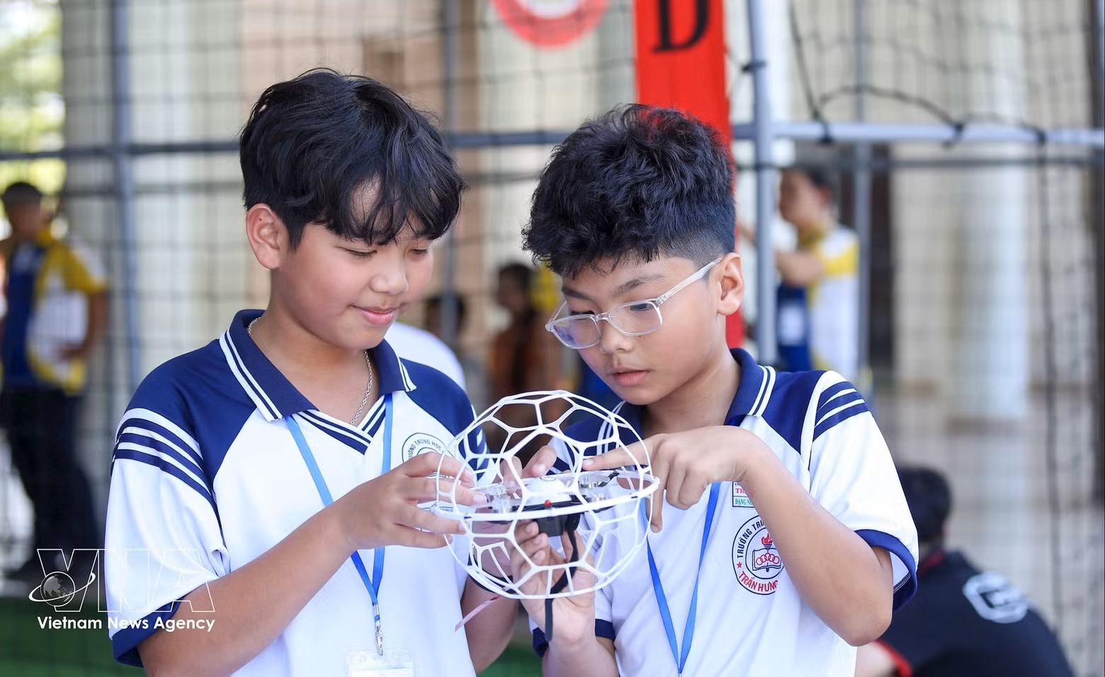 Des élèves de Tay Ninh découvrent les technologies à travers des modèles d'apprentissage pratiques. Photo : VNA
