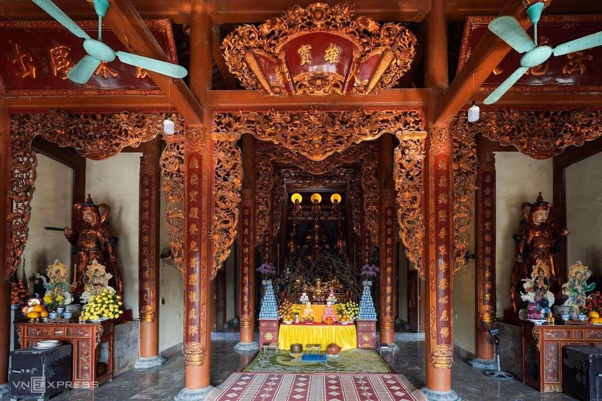 La travée centrale abrite les statues du Bouddha, richement recouvertes de laque rouge et de feuilles d'or, tandis que les autels latéraux sont consacrés aux bodhisattvas ainsi qu'aux héros et martyrs de la nation. Photo : Hoang Giang