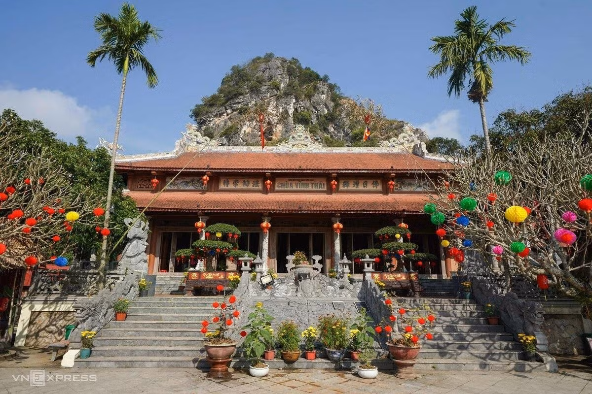 Le sanctuaire principal adopte l'architecture traditionnelle vietnamienne de trois travées et deux ailes latérales. Sa toiture est recouverte de tuiles en forme de « chaussure de cour » (ngói mũi hài) et sa façade est percée de cinq portes. Endommagé à plusieurs reprises par les guerres et les catastrophes naturelles, cet ouvrage a fait l'objet d'importants travaux de restauration et de rénovation à partir des années 1990. Aujourd'hui, il demeure un important lieu de culte et une destination prisée des visiteurs de passage à Thanh Hoa. Photo : Hoang Giang
