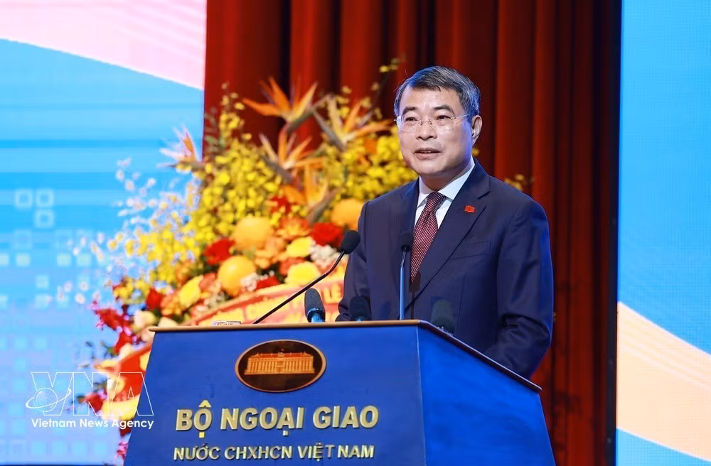Le Premier ministre Le Minh Hung s'exprime à la 33e Conférence diplomatique. Photo : VNA.