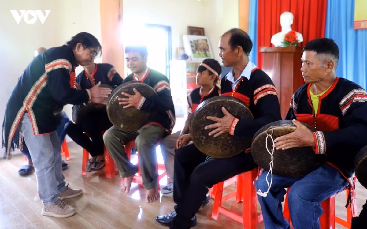 Les classes de transmission de l'art des gongs organisées dans le village de Puăn accueillent des participants de tous âges. Elles contribuent à préserver et à promouvoir les valeurs culturelles traditionnelles de l'ethnie E De. Photo : VOV
