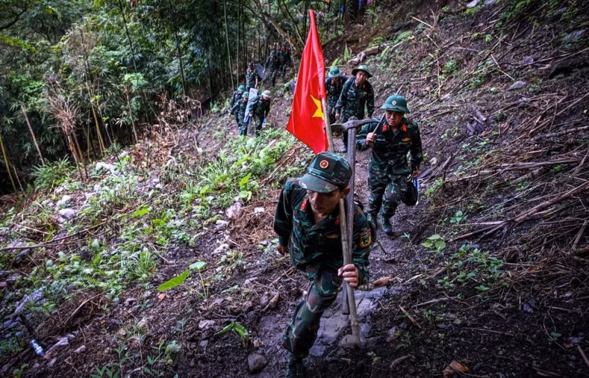 Les équipes de recherche procèdent aux opérations de recherche et de regroupement des dépouilles de martyrs dans la commune de Thanh Thuy, province de Tuyên Quang. Photo: nhandan.vn