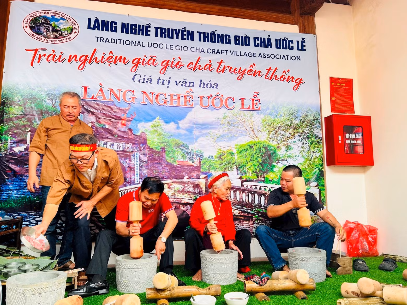 Au village de Uoc Le, les visiteurs peuvent découvrir l'histoire du métier traditionnel, assister à la préparation artisanale des spécialités locales et participer eux-mêmes à certaines étapes de fabrication, comme le pilage de la viande ou le façonnage des produits. Photo : hanoimoi.vn