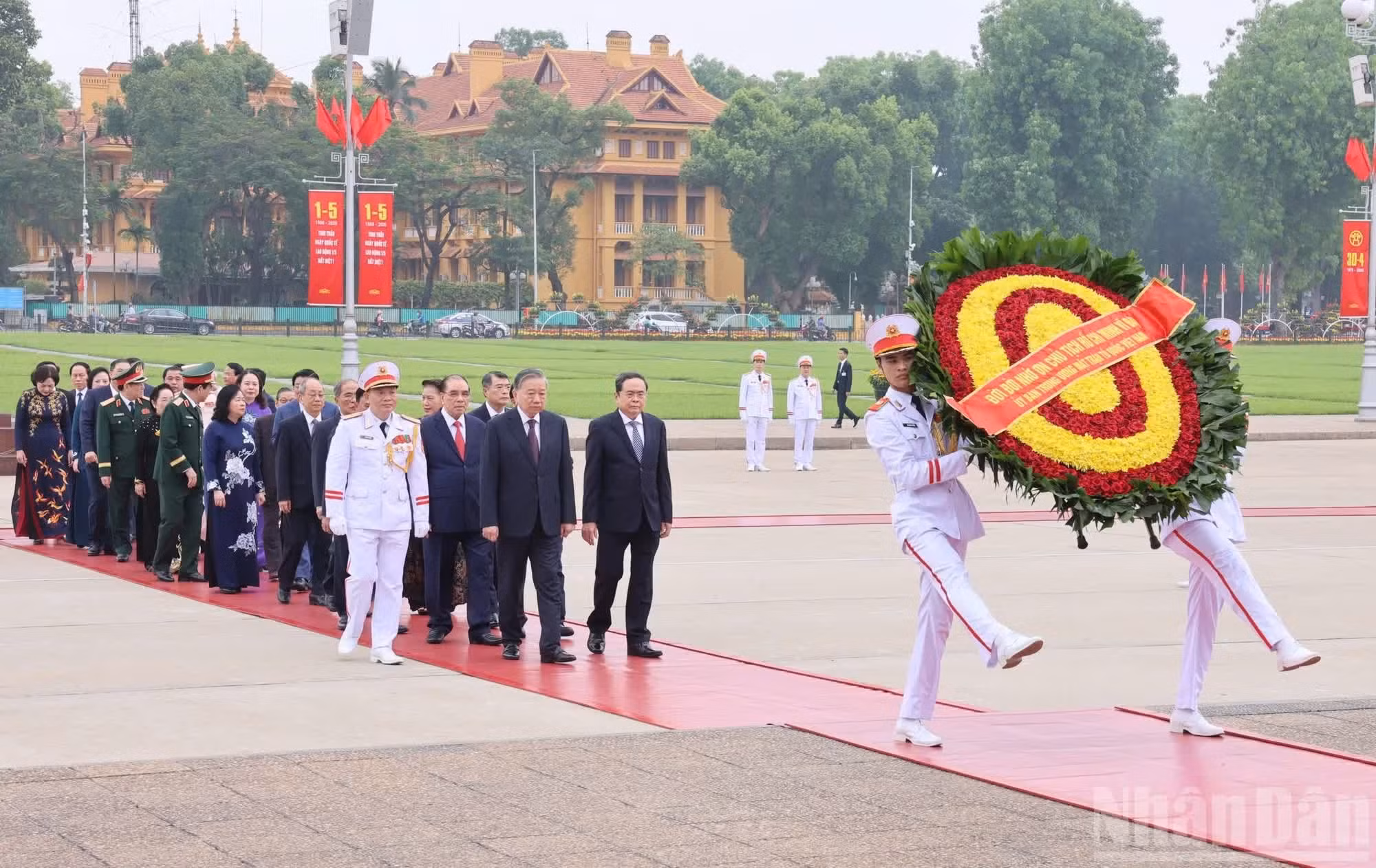 La délégation du Parti et de l'État, conduite par le secrétaire général et président To Lam, dépose des gerbes et rend hommage au mausolée du président Hô Chi Minh. Photo : NDEL