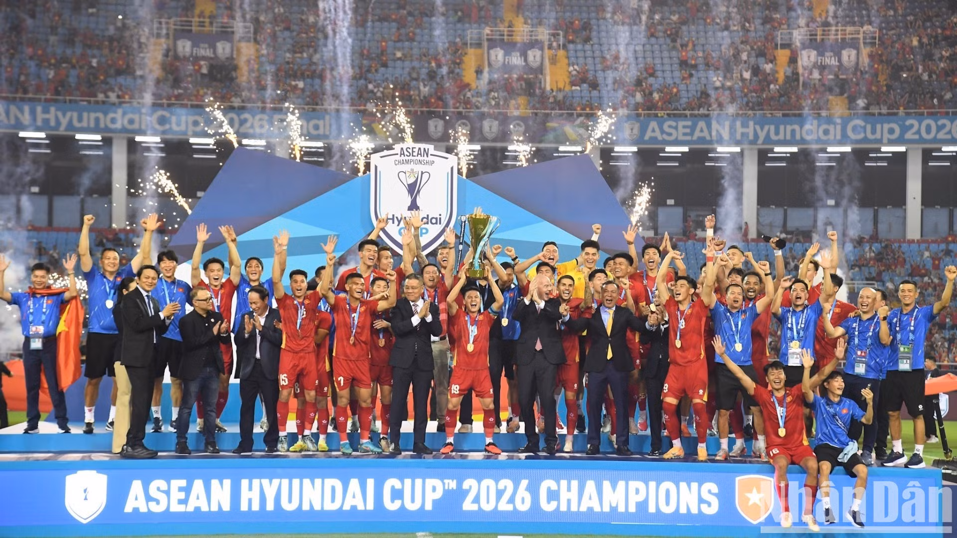 L'équipe vietnamienne soulève le trophée, sous les félicitations du président de la Fédération de football de l'ASEAN et du président de la Fédération Mondiale de Football. Photo : NDEL.