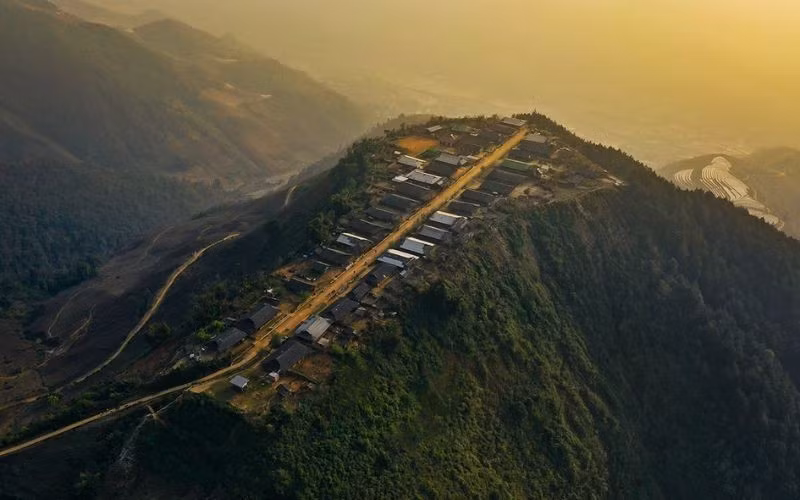 Le chemin menant à Cu Vai est un véritable défi. Les visiteurs doivent parcourir près de 20 kilomètres de route montagneuse sinueuse, jalonnée de pentes abruptes et de rochers épars. Photo : https://kienthuc.net.vn/