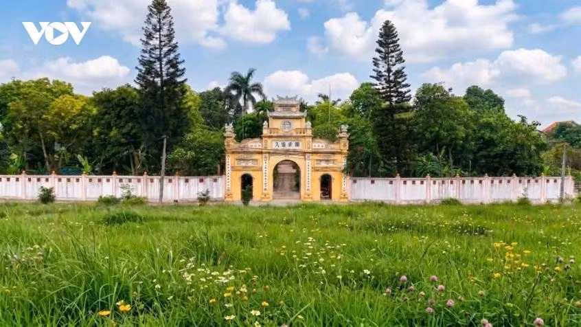 Au milieu de la verdure et des fleurs sauvages, la pagode To Phuc Nghiem apparaît comme un délicat trait d’union entre le monde réel et le monde méditatif. Une profonde sérénité enveloppe les lieux, comme si le temps lui-même s’était arrêté afin de préserver les valeurs originelles de cette terre fondatrice du Dharma. Photo : VOV.