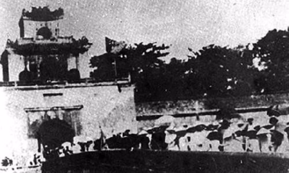 Les habitants de Thua Thien Hue (au Centre du Vietnam) ont participé à la prise du pouvoir et ont défilé jusqu'à la porte de Thuong Tu le 23 août 1945, jour de la victoire de la révolution à Hue. Photo d'archives : VNA.