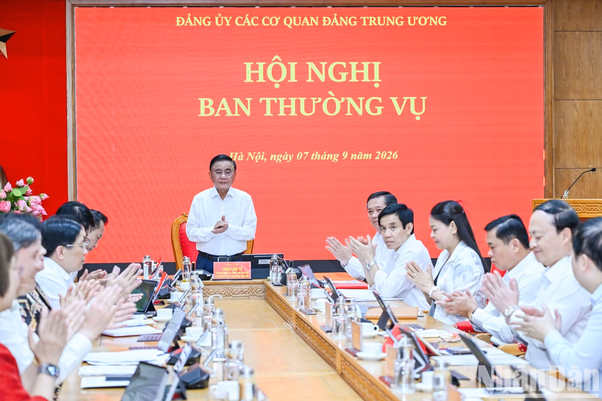 Le permanent du Secrétariat du Comité central du PCV, Tran Cam Tu, préside la réunion du Bureau permanent du Comité du Parti des organismes centraux du Parti. Photo : NDEL. 