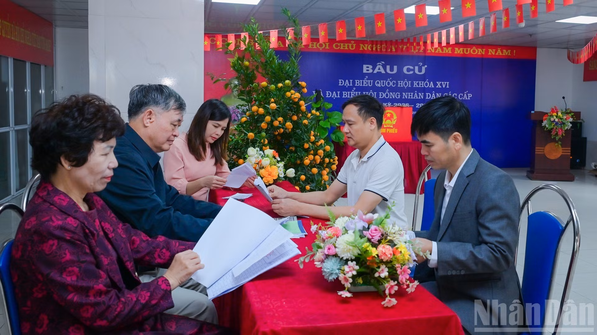 Au bureau de vote n° 2, quartier 13, commune de Thuan An (ville de Hanoï), tous les préparatifs pour le « Jour des élections » sont terminés. Photo : NDEL