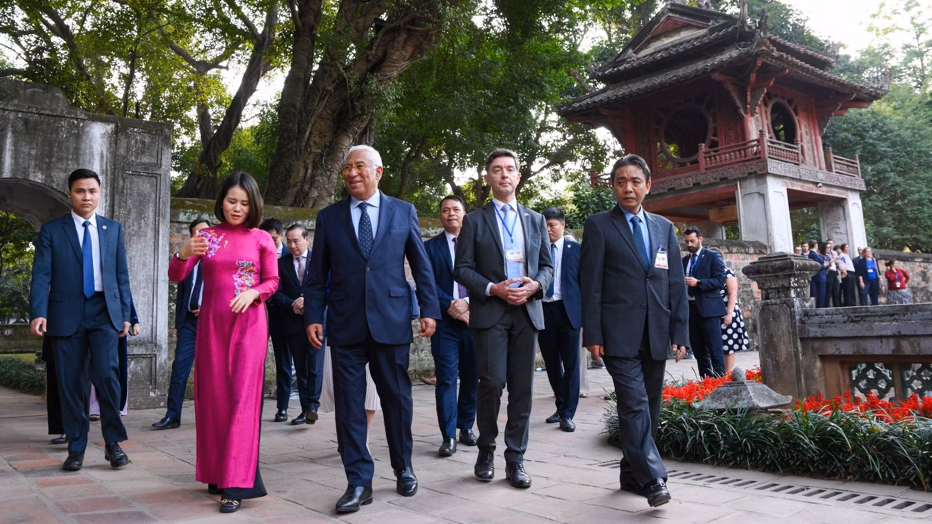 Le président du Conseil européen, Antonio Costa, accompagné de la délégation, visite le site historique national exceptionnel du Temple de la Littérature. Photo : NDEL