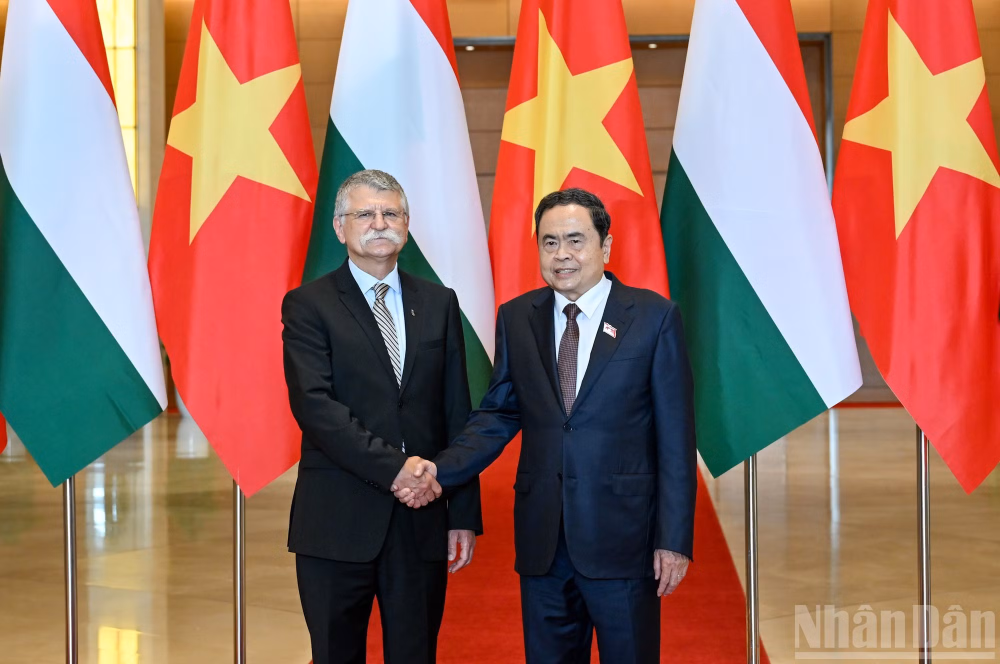 Le président de l'AN Tran Thanh Man (à droite) et son homologue hongrois, Kover Laszlo. Photo : NDEL