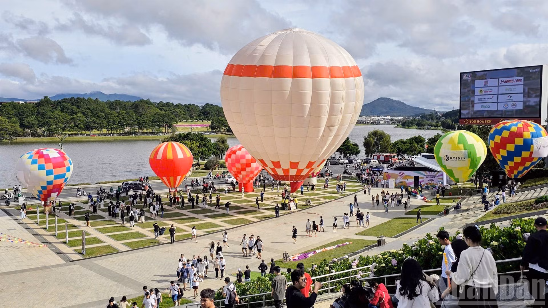 Le Festival des montgolfières et des arts de Lam Dong 2025 a eu lieu dans le quartier Xuan Huong à Da Lat. Photo : NDEL