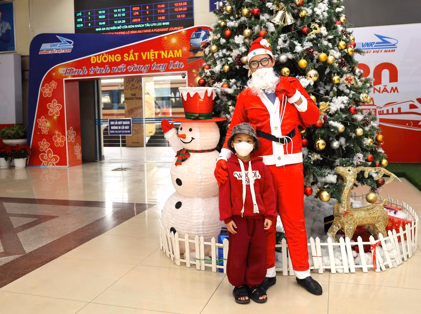 Dès le quai, l’ambiance de Noël se fait sentir : les employés du secteur ferroviaire se déguisent en Père Noël et offrent des cadeaux aux enfants voyageant en train. Photo : tienphong.vn