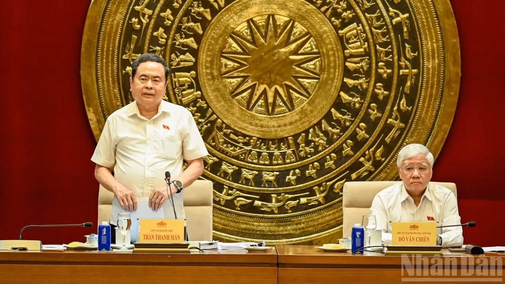Le président de l’AN, Tran Thanh Man, préside la séance de travail avec le Bureau de l’Assemblée nationale. Photo : NDEL