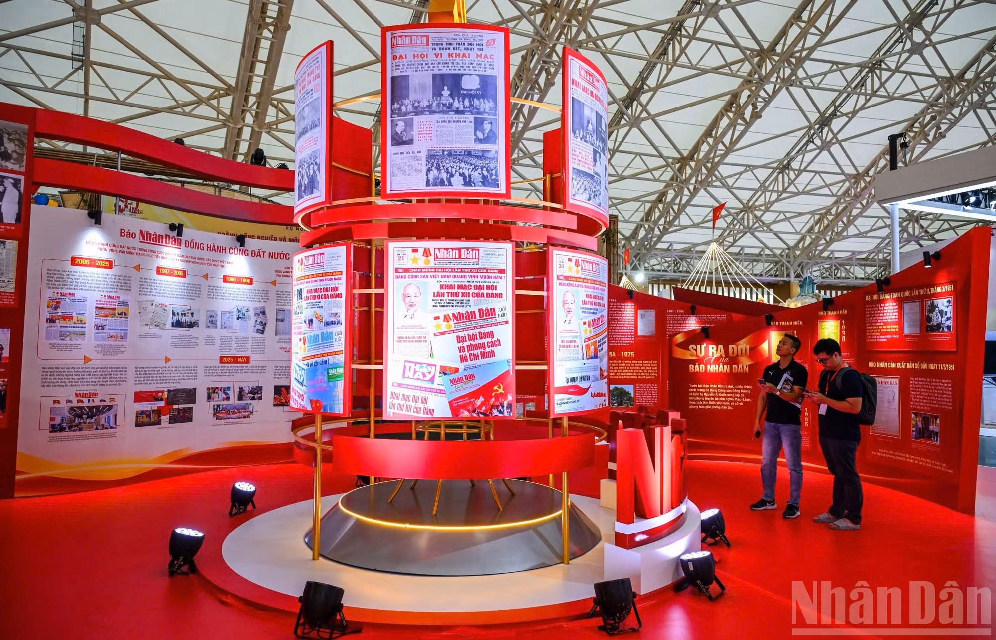 Placée sous le slogan « La plume combattante - La vision de l’époque - Le courage d’éclairer la voie », cette exposition entend réaffirmer le rôle et la position de premier plan du Nhân Dân, organe central du Parti communiste du Vietnam, voix du Parti, de l’État et du peuple vietnamien.