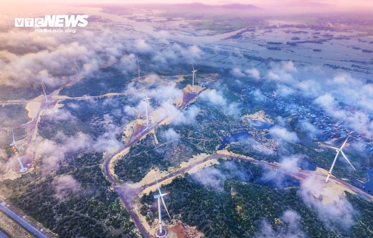 En traversant le pont Thi Nai en direction de la presqu’île de Phuong Mai (zone économique de Nhon Hoi, Gia Lai), les gigantesques éoliennes blanches se dressent fièrement dans le ciel azur, suscitant l’admiration des visiteurs. Photo : vtcnews.vn