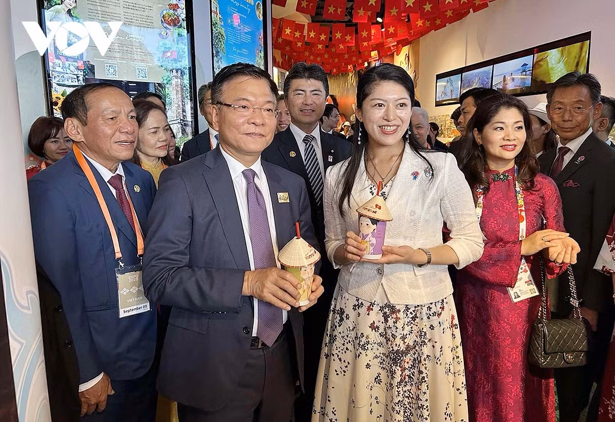 Le vice-Premier ministre Le Thanh Long et la princesse Tsuguko visitant le Pavillon du Vietnam et dégustant un thé vietnamien au citron. Photo : VOV.