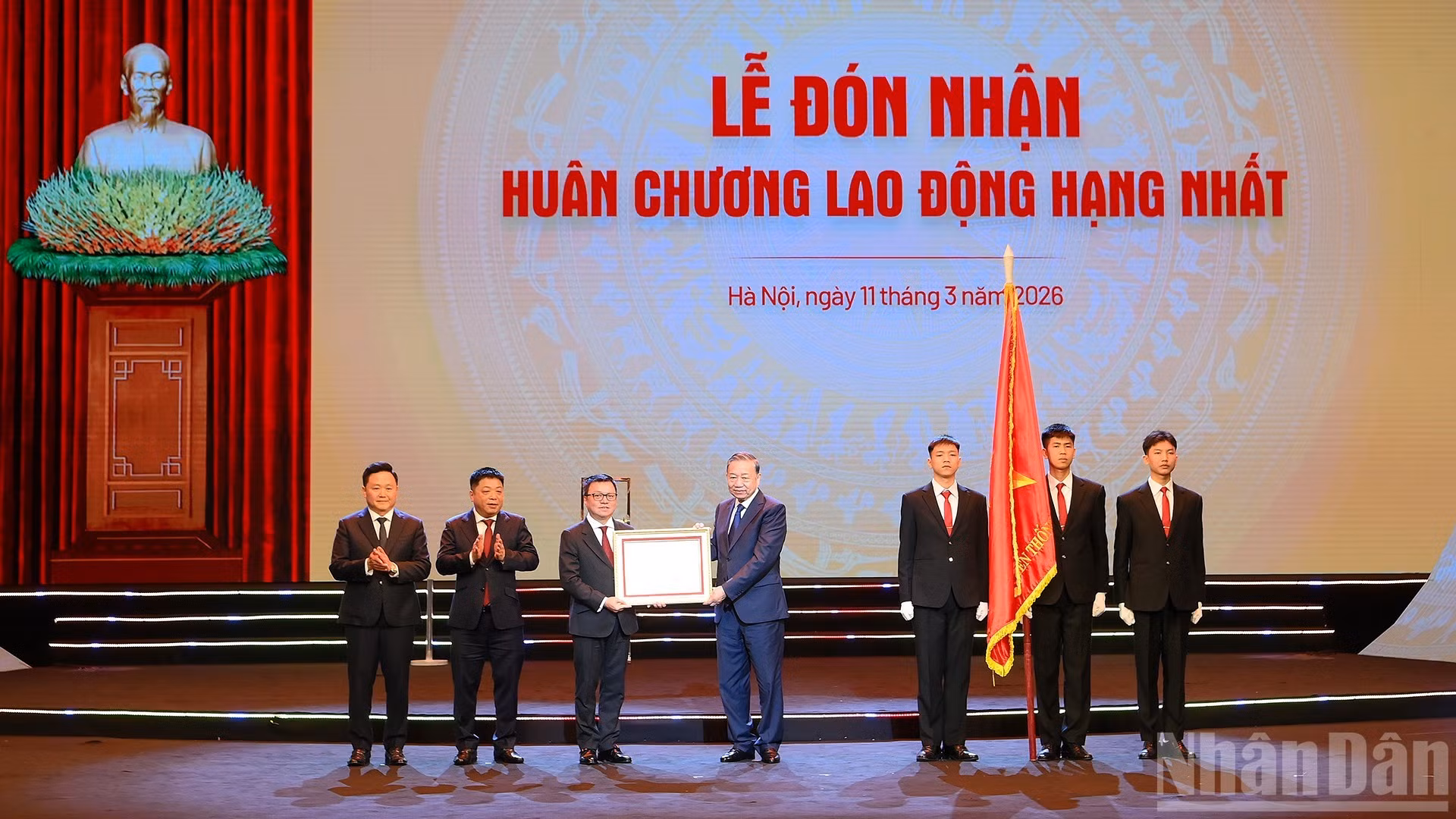 Le secrétaire général To Lam a remis au Nhân Dân l’Ordre du Travail de première classe lors de la cérémonie célébrant le 75e anniversaire de la parution du premier numéro du journal Nhân Dân. Photo : NDEL