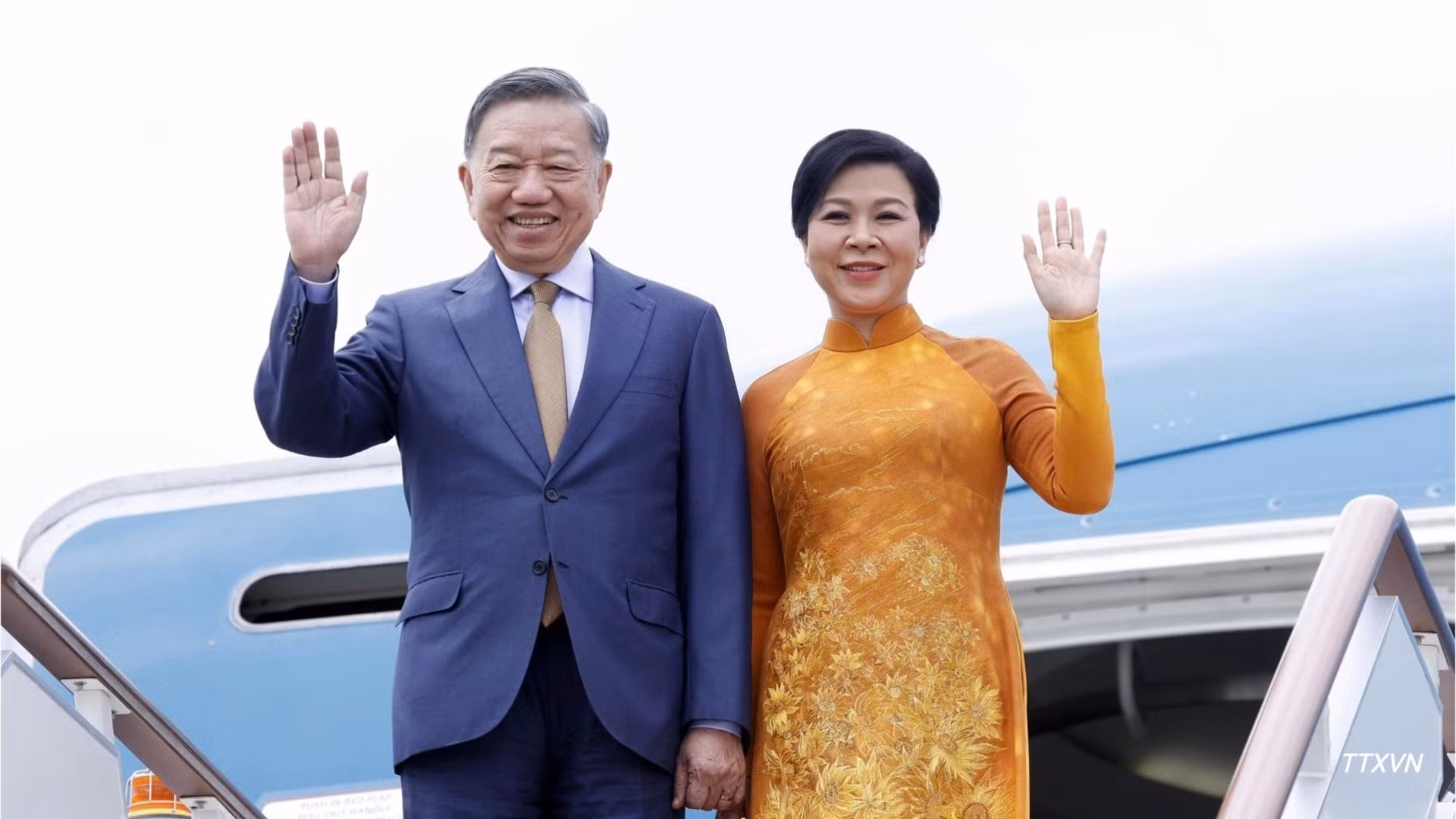 Le secrétaire général du Parti et président To Lam et son épouse à l'aéroport de Vnoukovo, à Moscou. Photo : NDEL.