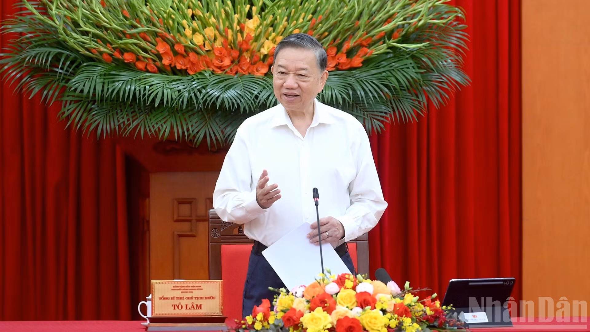 Le SG du PCV et président de la République, To Lam prend la parole lors de la séance de travail avec la Commission centrale des politiques et des stratégies sur la mobilisation des compétences des cadres issus des académies et instituts de recherche pour le conseil stratégique. Photo : NDEL