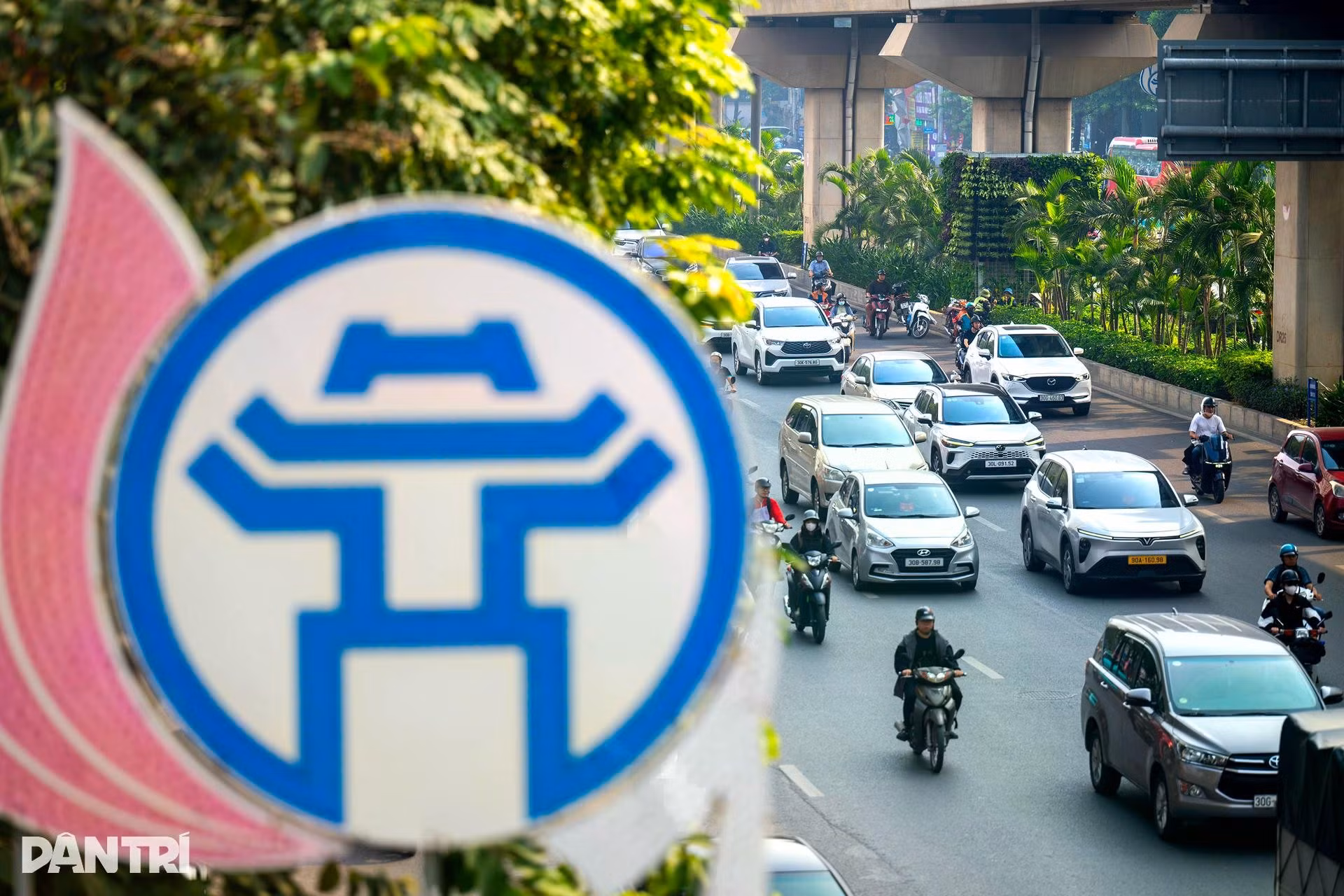 Le Service de la construction de Hanoï met actuellement à l’essai des solutions d’aménagement, de plantation et de rénovation des espaces verts, ainsi que de renforcement de la végétalisation autour de certains piliers du métro aérien, échangeurs routiers, passages souterrains, abribus et ouvrages d’infrastructure urbaine, afin d’améliorer le paysage de la capitale. Photo : dantri.vn