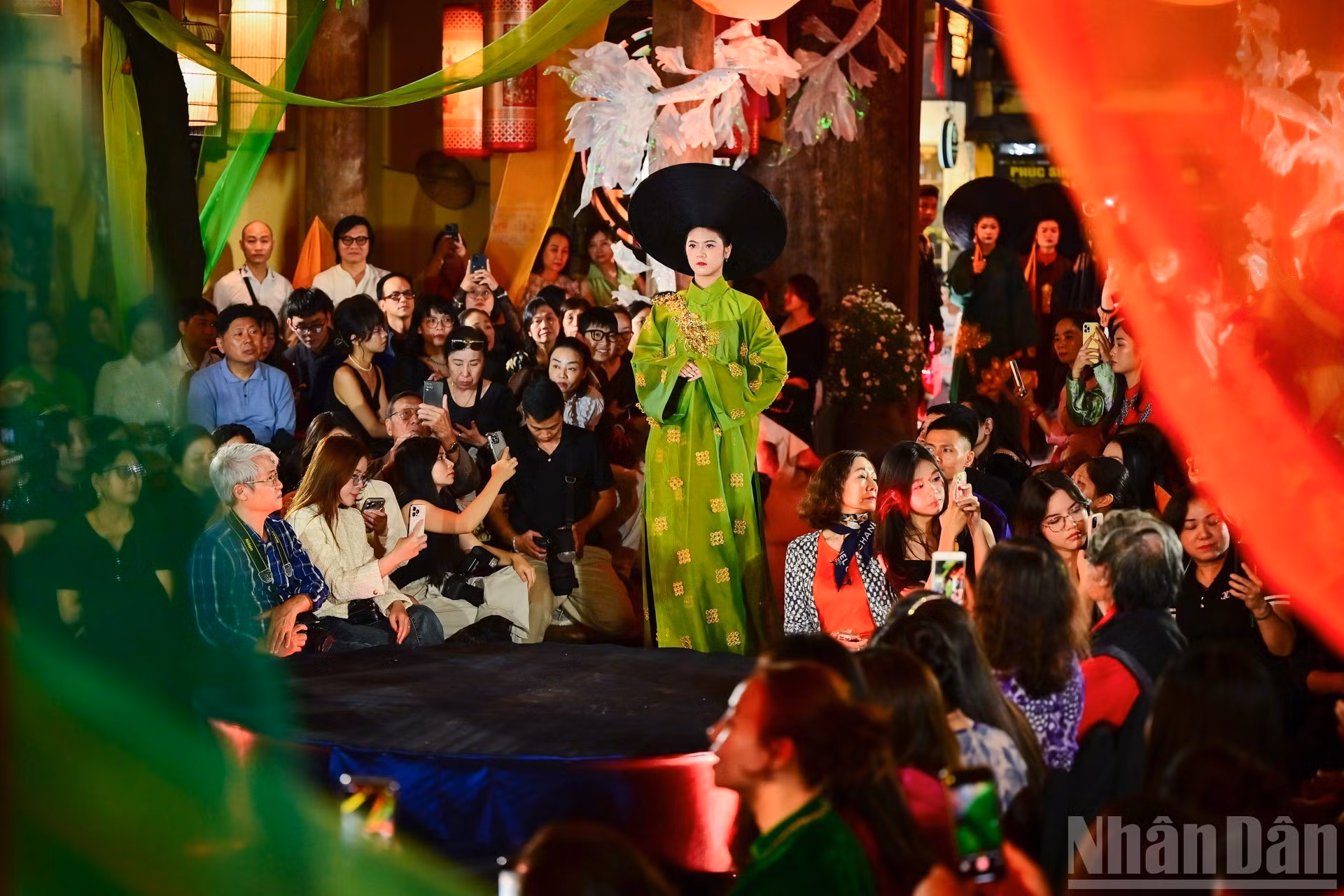 Les tenues áo dài (tunique traditionnelle des femmes vietnamiennes) présentées lors de la soirée d’ouverture de la série d’événements célébrant les 20 ans de la Journée du patrimoine culturel du Vietnam. Photo : NDEL.