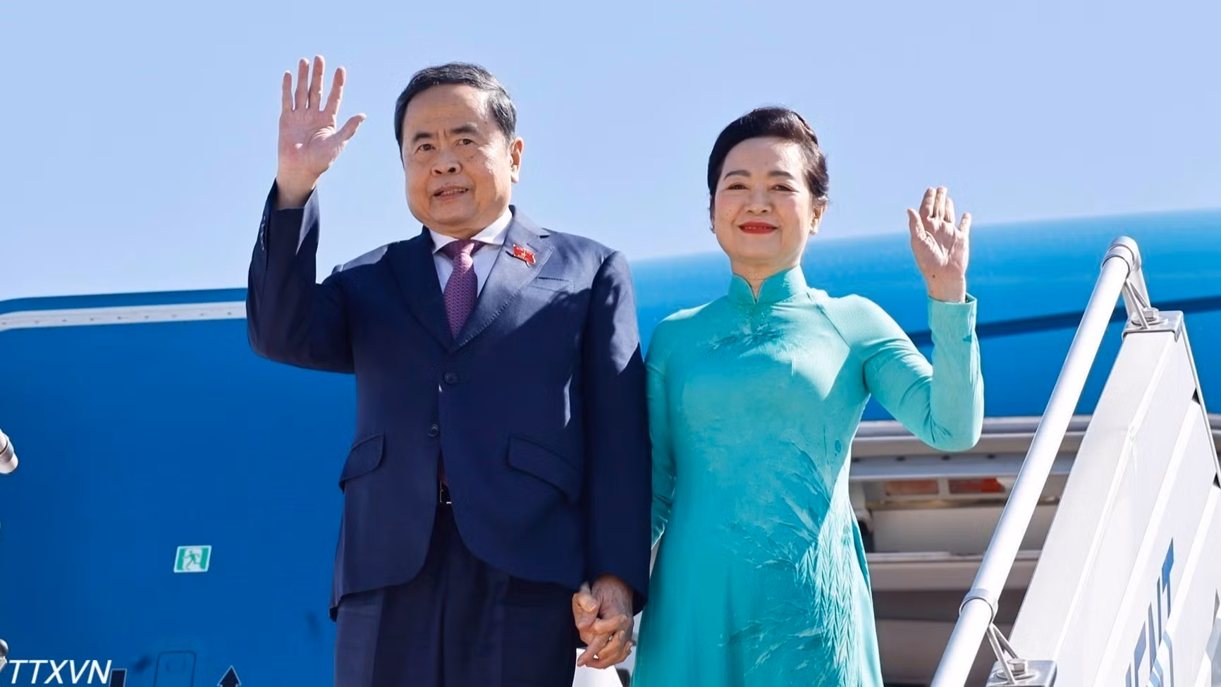 Le président de l'Assemblée nationale, Tran Thanh Man, et son épouse arrivent dans la capitale, Oulan-Bator, pour débuter leur visite officielle en Mongolie. Photo : NDEL