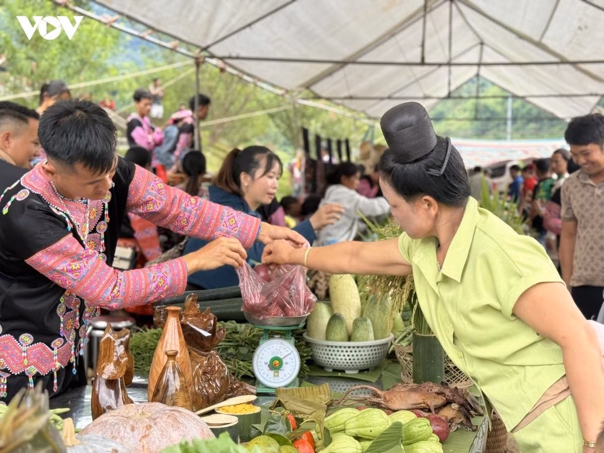 Le marché est devenu un rendez-vous familier pour les habitants des hautes terres. Photo : VOV.