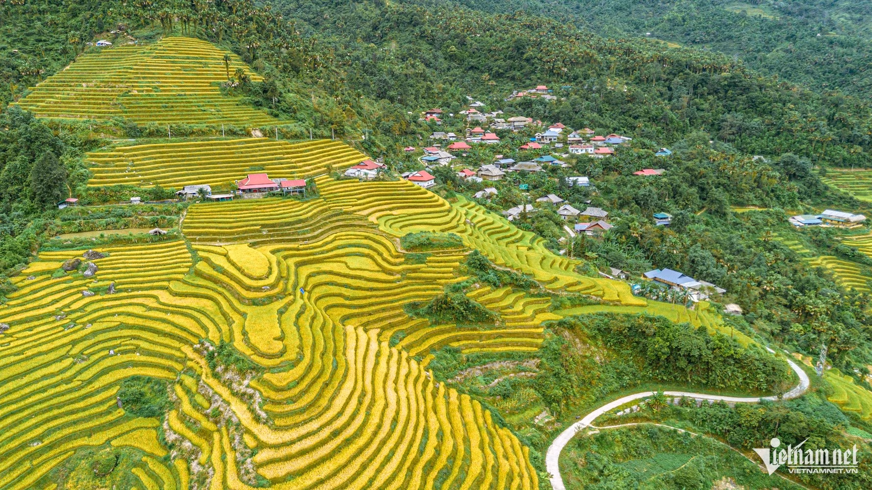 Situé à environ 12 km du centre du quartier de Ha Giang 1, Khuoi My offre deux périodes particulièrement propices aux visites : lorsque les rizières sont mises en eau et lorsque le riz arrive à maturité, teintant d’or les terrasses qui s’étagent à flanc de montagne. Photo : vietnamnet.vn