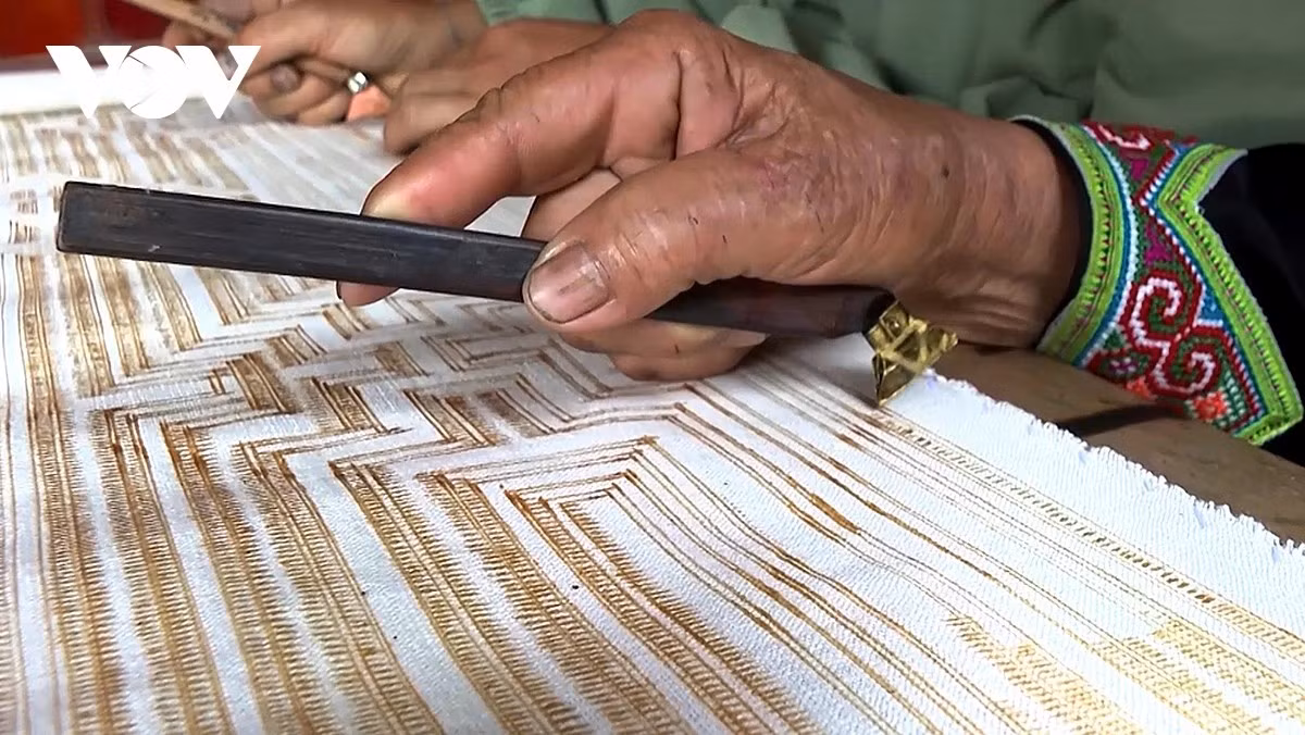Les bordures, motifs et dessins sont entièrement réalisés à la main, sans aucun gabarit. Photo : VOV.