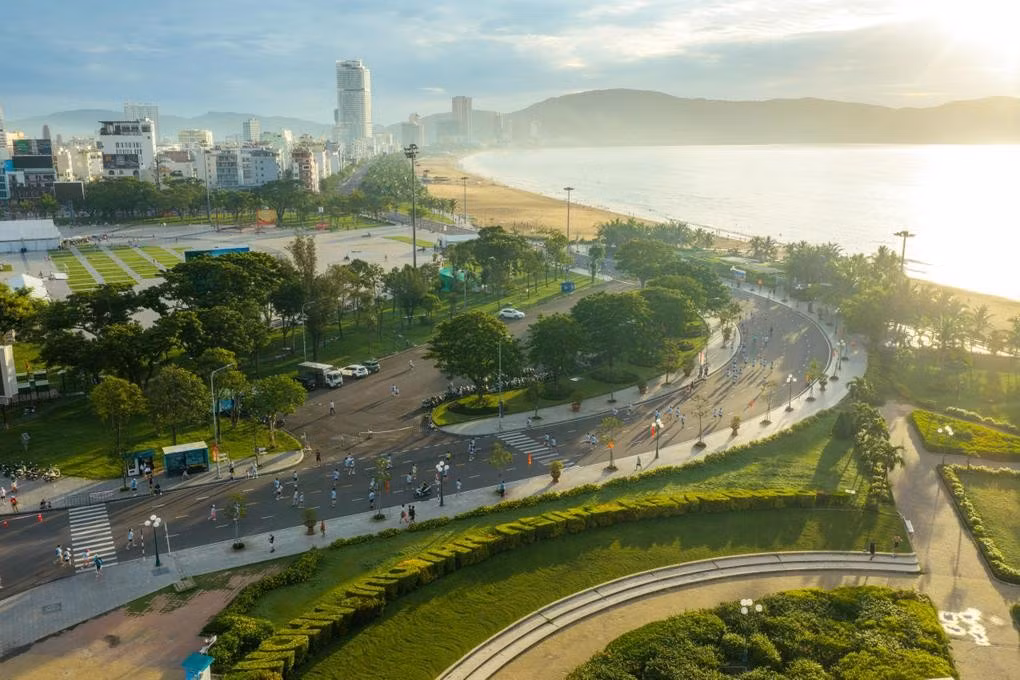 Depuis la place centrale, Quy Nhon se dévoile entre mer, montagnes et vie urbaine en pleine transformation. Un premier aperçu des rencontres entre nature, habitants et culture qui caractérisent cette région. Photo : Phat Dat.