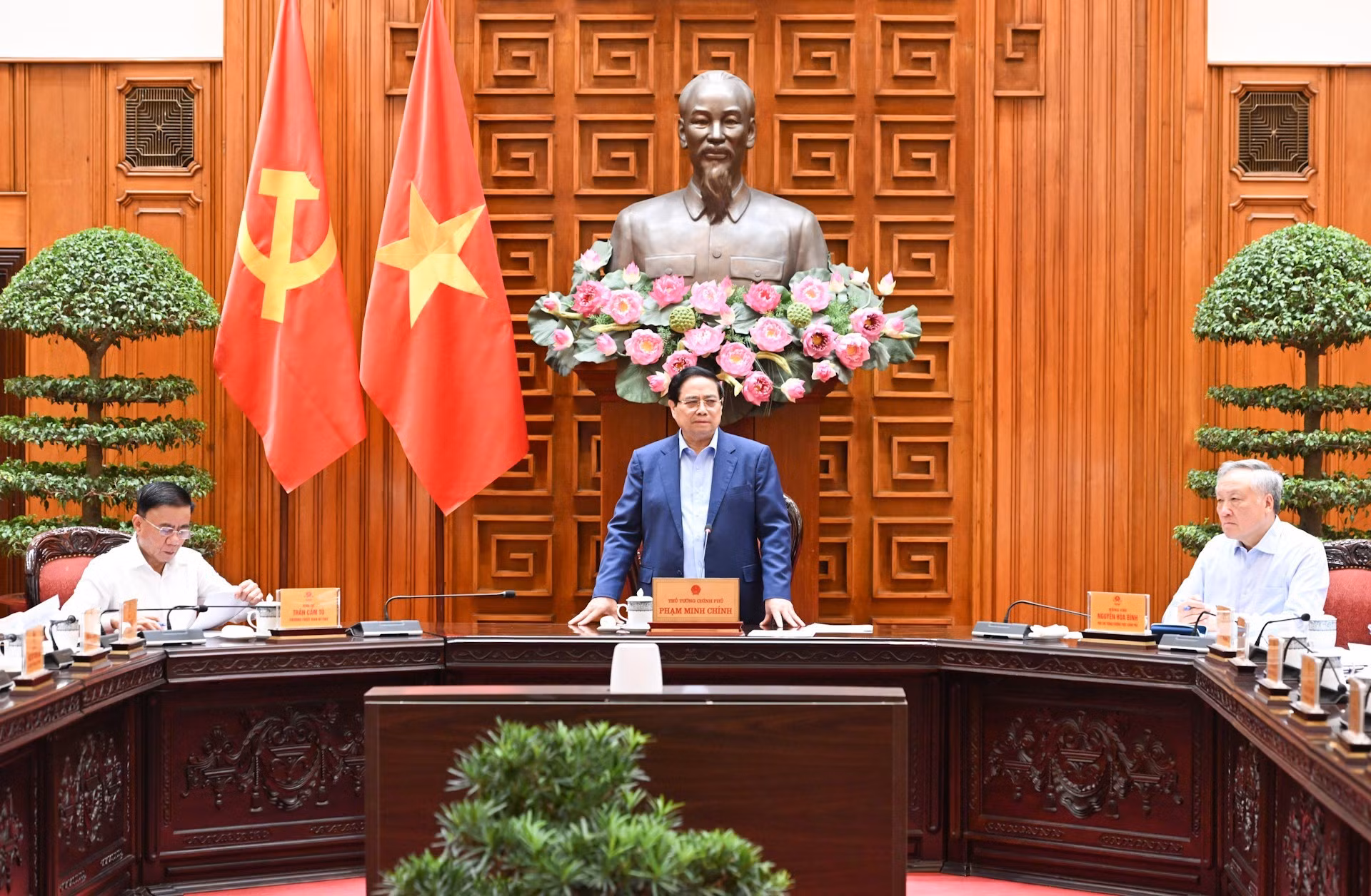 Le PM Pham Minh Chinh préside une réunion de la Permanence du gouvernement visant à remédier aux conséquences du typhon n°11. Photo : NDEL.