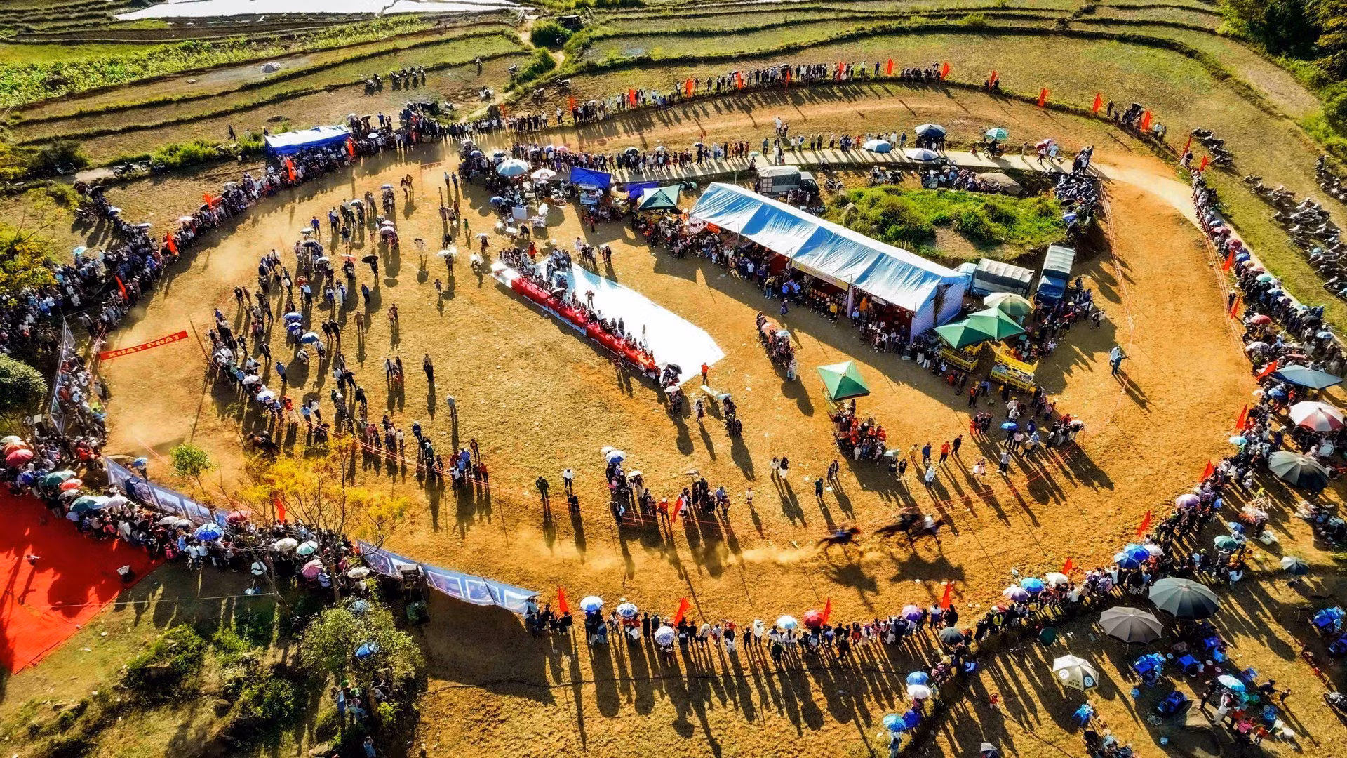 Vue panoramique de la piste de course pour les chevaux de bât du peuple ethnique Mong dans la commune de Ta Leng. Photo : NDEL.
