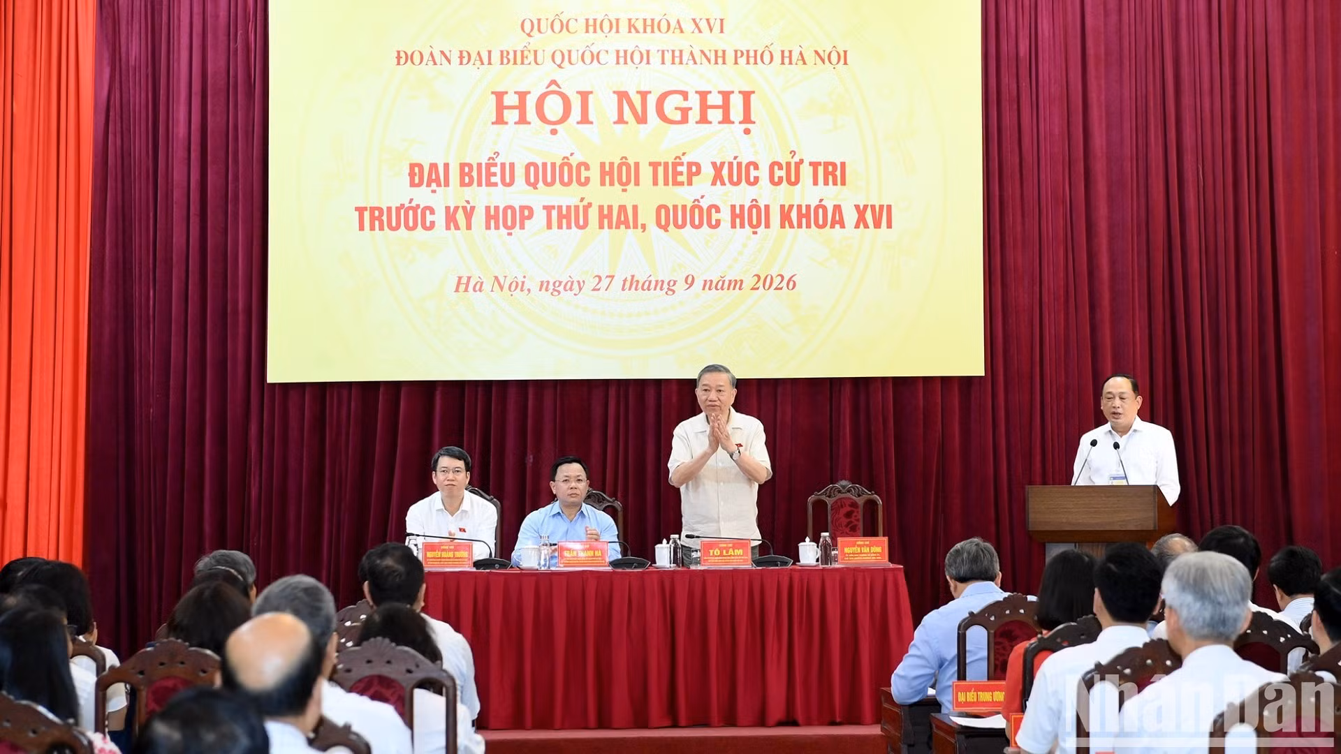Le secrétaire général du Parti communiste du Vietnam (PCV) et président vietnamien, To Lam, accompagné des députés de la première circonscription de Hanoï, a rencontré des électeurs de dix quartiers de la capitale, avant la deuxième session de la 16e législature de l’Assemblée nationale. Photo : NDEL