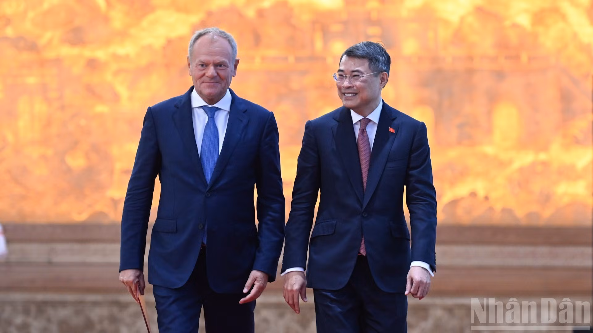 Le Premier ministre (PM) vietnamien Le Minh Hung (à droite) et son homologue polonais, Donald Tusk. Photo : NDEL.